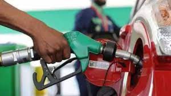 महंगाई की मार : पाकिस्तान में पेट्रोल-डीजल 300 रुपये लीटर के पार