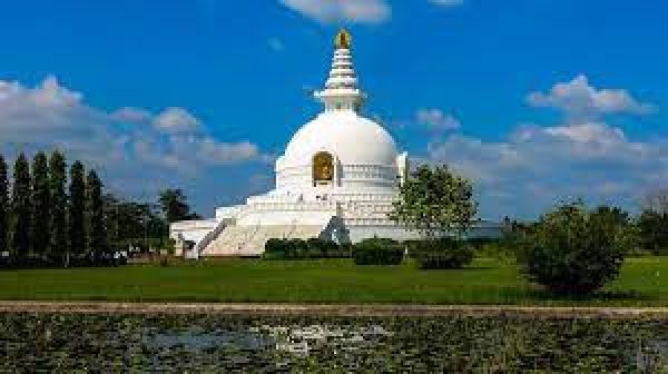 नेपाल के लुम्बिनी प्रांत में राप्&zwj;ती नदी में एक बस के गिर जाने से दो भारतीयों समेत कम से कम 12 लोगों की मौत हो गई और 23