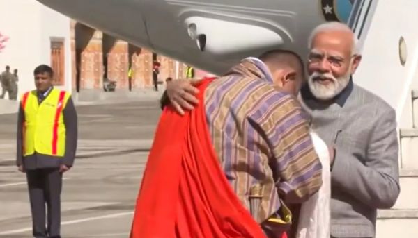 प्रधानमंत्री मोदी पहुंचे भूटान, पारो हवाई अड्डे पर जोरदार स्वागत