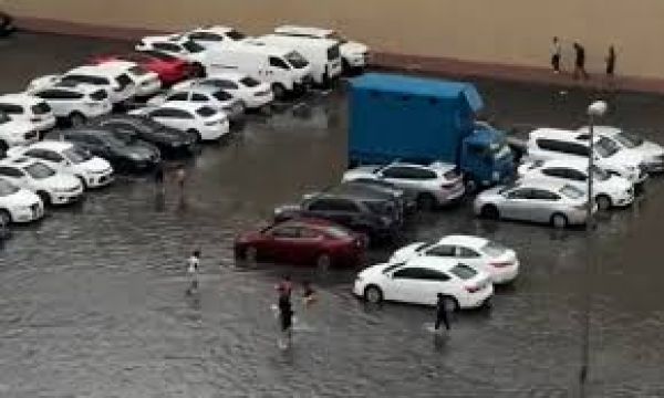 रेगिस्तान में बारिश का कहर : यूएई में भारी बरसात, ओमान में 18 की मौत