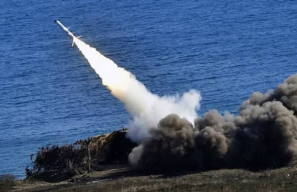 लाल सागर में कंटेनर पर मिसाइल से हमला, हूती विद्रोहियों पर संदेह