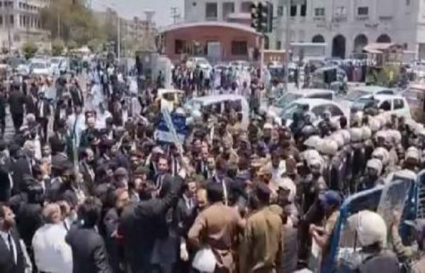 पाकिस्तानः पुलिस और वकीलों में हिंसक झड़प 