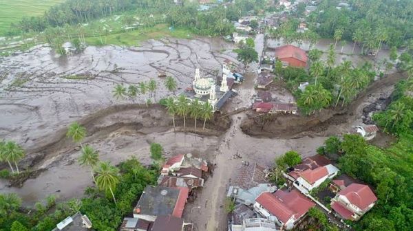 इंडोनेशिया के सुमात्रा द्वीप में बाढ़ से 37 लोगों की मौत