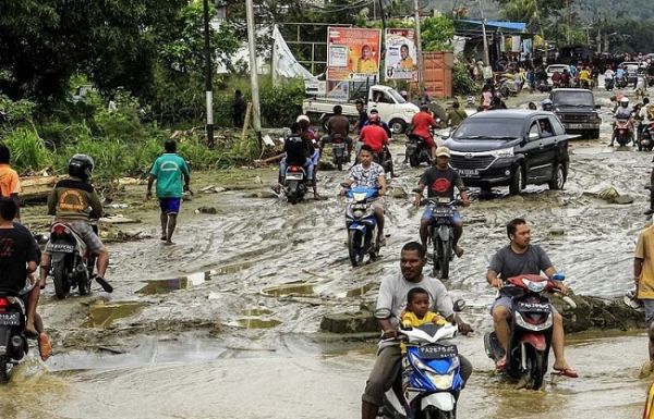 इंडोनेशिया: बाढ़ के बाद से मलबों में लोगों की तलाश जारी 