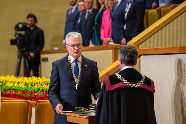 लिथुआनिया के राष्ट्रपति गीतानास नौसेदा ने दूसरे पांच वर्षीय कार्यकाल के लिए शपथ ली