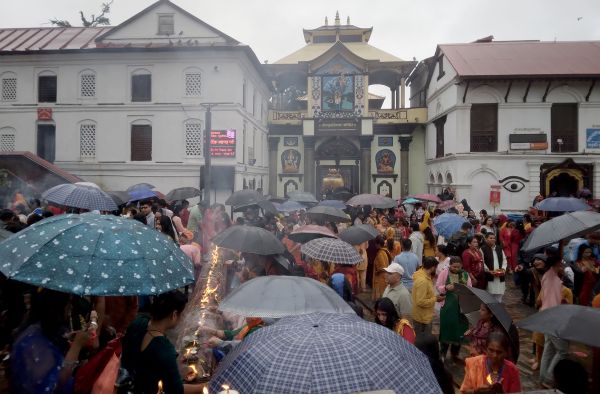 नेपाल में सावन के पहले सोमवार को पशुपतिनाथ मंदिर में आस्था का सैलाब