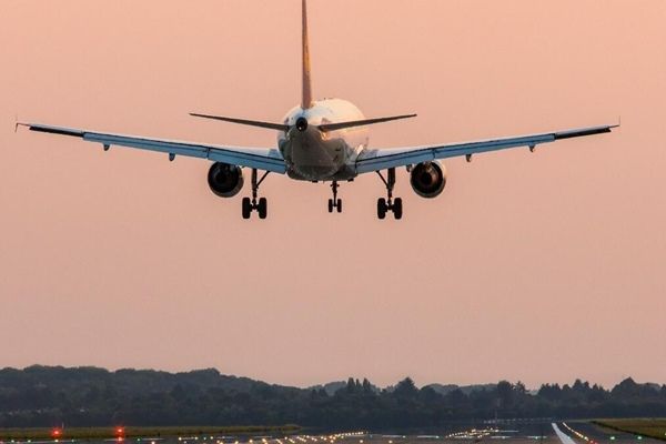 अंतर्राष्ट्रीय एयरलाइनें ईरानी और लाबान हवाई क्षेत्र से बचने के लिए अपने कार्यक्रम में संशोधन कर रही हैं