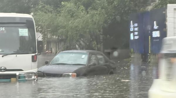 ढाका में मूसलाधार बारिश से जनजीवन अस्त-व्यस्त