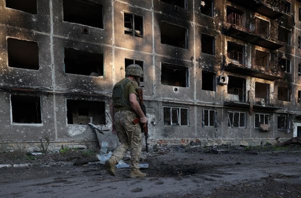 रूसी सेना की पूर्वी यूक्रेन के गढ़ चासिव यार पर चढ़ाई