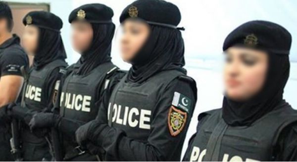 कराची में गुटखा माफिया घर छापे के दौरान चोरी, तीन महिला कांस्टेबल गिरफ्तार  