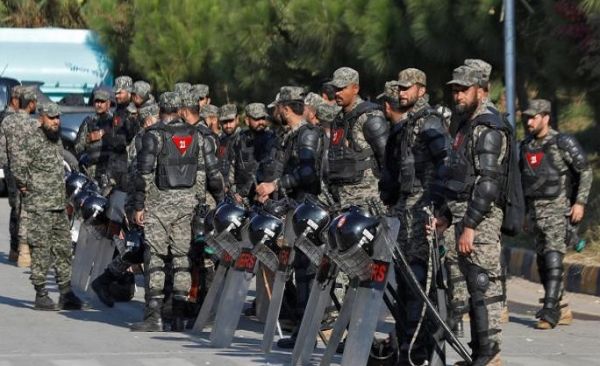 इमरान खान के समर्थक इस्लामाबाद में दाखिल,  रास्ते में टकराव, चार रेंजर्स की मौत, डी-चौक सेना के हवाले, गोली मारने का आदेश