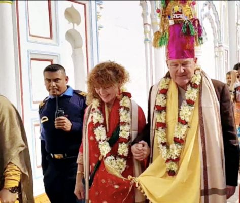 नेपाल में ब्रिटिश राजदूत ने जनकपुर के जानकी मंदिर में मिथिला परंपरा से मनाई वैवाहिक वर्षगांठ