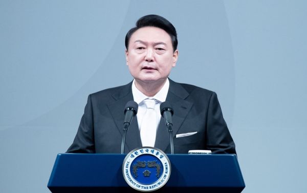 सियोल कोर्ट ने मार्शल लॉ लागू करने के मामले में महाभियोग लगाए गए राष्ट्रपति यून सूक येओल की गिरफ्तारी को मंजूरी दी