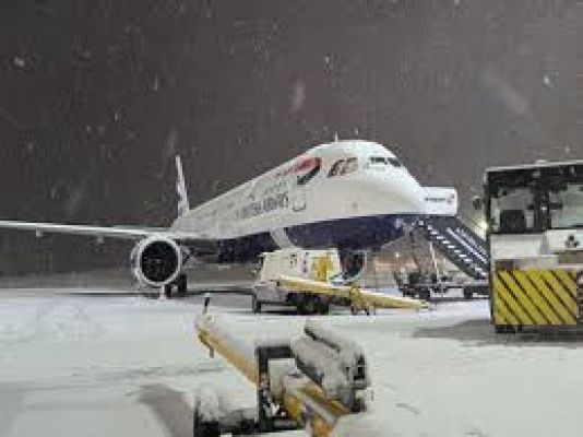 यूरोप: भारी बर्फबारी से ब्रिटेन और जर्मनी में हवाई यात्रा बाधित