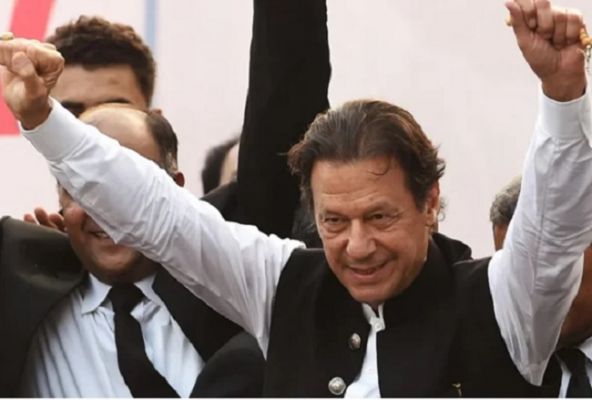 फैसला सुनकर हंस पड़े इमरान खान, बहन का दावा