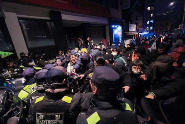 गिरफ्तार राष्ट्रपति येओल को सियोल डिटेंशन सेंटर से बलपूर्वक ले जाने की तैयारी    