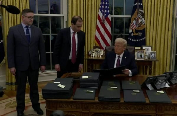 डोनाल्ड ट्रंप ने 6 जनवरी के कैपिटल दंगों में शामिल 1500 लोगों माफी दी 