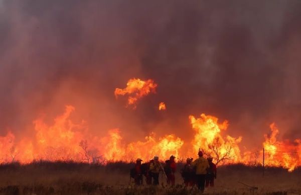 लॉस एंजिल्स के उत्तर में आग लगने से दहशत 