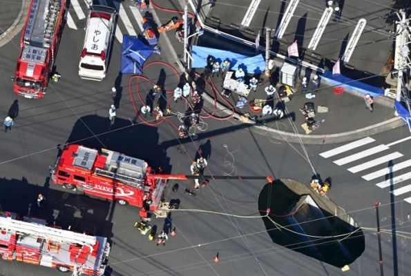 जापान में चौराहे पर सड़क धंसी, समा गया ट्रक