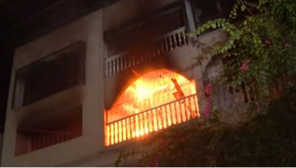 ढाका में अनियंत्रित भीड़ ने शेख हसीना की पार्टी के नेता के घर में लगाई आग 