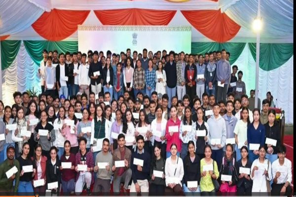 नेपाल: स्वर्ण जयंती छात्रवृत्ति नई दिल्ली-काठमांडू आर्थिक सहयोग का प्रतीक है