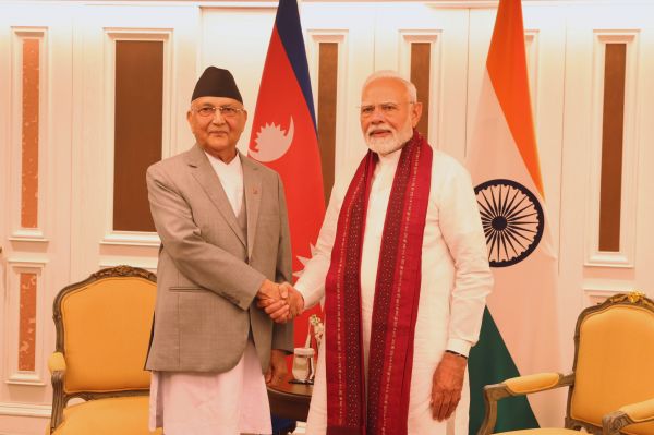 बैंकाक में प्रधानमंत्री मोदी और ओली ने की मुलाकात