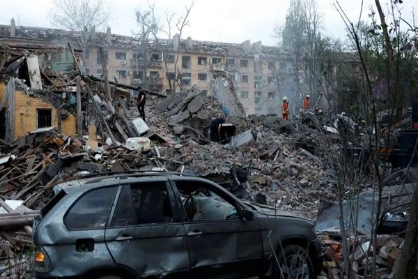 कीव पर घातक रूसी मिसाइल और ड्रोन हमला