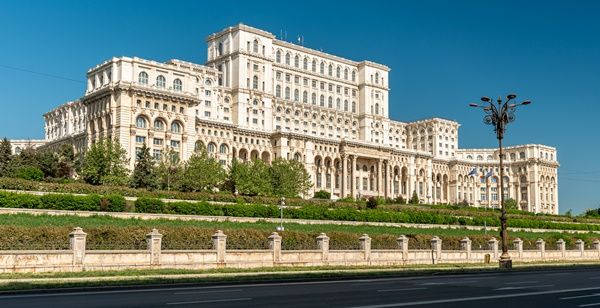 रोमानिया में राष्ट्रपति चुनाव दोबारा शुरू, राजनीतिक संकट के बाद फिर से जनता की राय पर निगाहें