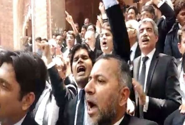 इस्लामाबाद पुलिस ने वकील से की मारपीट, शाहराह-ए-दस्तूर में विरोध रैली आज