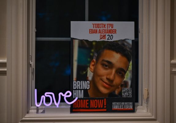 ट्रंप के मध्य पूर्व दौरे से पहले हमास का अमेरिकी बंधक एडन अलेक्जेंडर को रिहा करने का एलान