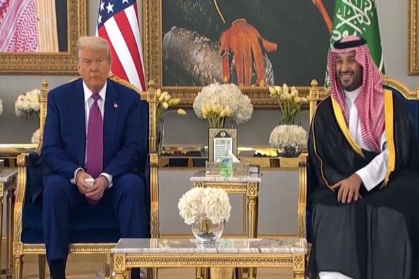  ट्रंप का सऊदी अरब में भव्य स्वागत, मध्य पूर्व दौरे की प्रभावशाली शुरुआत