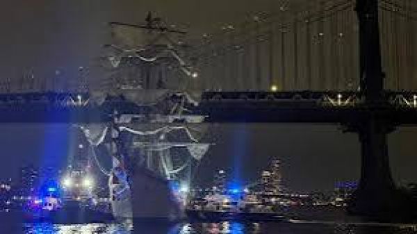 मैक्सिकन नौसेना का जहाज ब्रिज से टकराया, दो की मौत, 19 घायल
