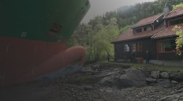 नॉर्वे में नाविक की गलती से विशाल मालवाहक जहाज घर के पास पहुंच गया