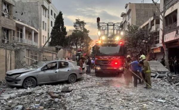  तेहरान में बांग्लादेश दूतावास के अधिकारी दहशत में, बमबारी में इनके घर ध्वस्त