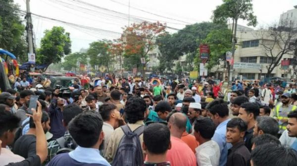 ढाका में विवि छात्रों के निष्कासन का विरोध, सड़क कर दी जाम
