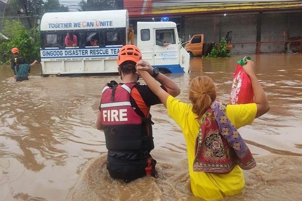 फिलीपींस में तूफ़ानों और भारी बारिश से तबाही, 12 की मौत, लाखों बेघर