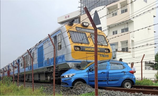 जनकपुरधाम में ट्रेन की चपेट में आई कार, तीन घायल, भारत-नेपाल रेल सेवा बाधित