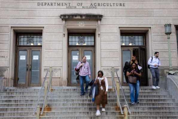 अमेरिका में शटडाउन की मार छुट्टी पर भेजे गए संघीय कर्मचारियों पर, वेतन पर संकट