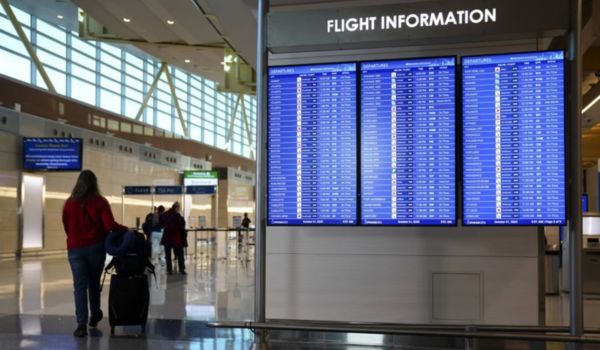 अमेरिकी शटडाउन का असर: हजारों उड़ानें विलंबित, हवाई यात्रा में बढ़ा व्यवधान