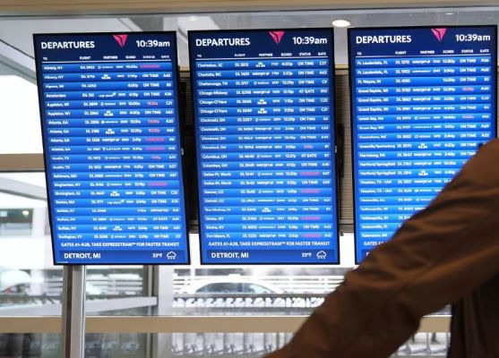 अमेरिका में शटडाउन से हवाई यात्रा में व्यवधान, 2000 उड़ाने रद्द