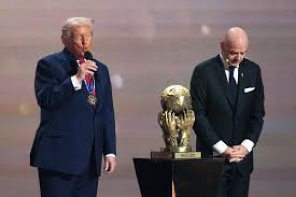 डोनाल्ड ट्रंप को पहला फीफा शांति पुरस्कार, फुटबाल विश्वकप ड्रॉ के दौरान सम्मानित