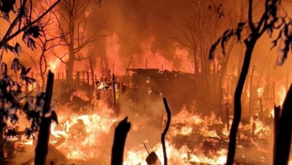  बांग्लादेश में कॉक्स बाजार के टेकनाफ में रोहिंग्या शिविर में आग लगी