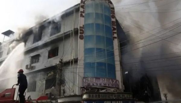 पाकिस्तान के कराची में शॉपिंग प्लाजा की आग में मृतकों की संख्या बढ़कर 61 हुई