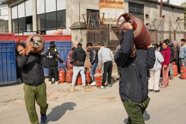 नेपाल में एलपीजी की भारी किल्लत, घंटों लाइन में लगने पर भी नहीं मिला रहा सिलेंडर