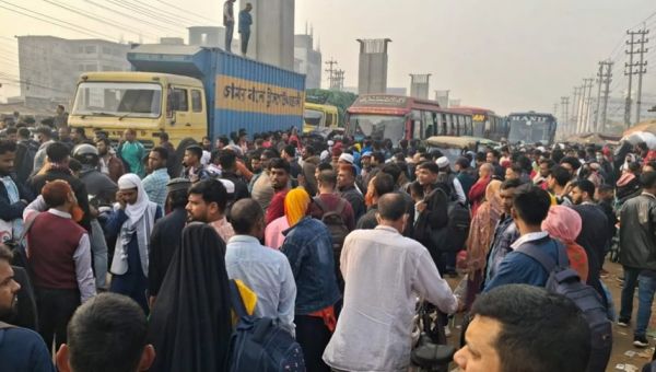 बांग्लादेश में चुनाव सिर पर, बसों का किराया बढ़ा, लोगों ने हाइवे जाम किया