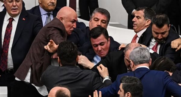 तुर्किये की संसद में न्यायमंत्री की नियुक्ति पर विवाद, सदस्यों में झड़प, मारपीट