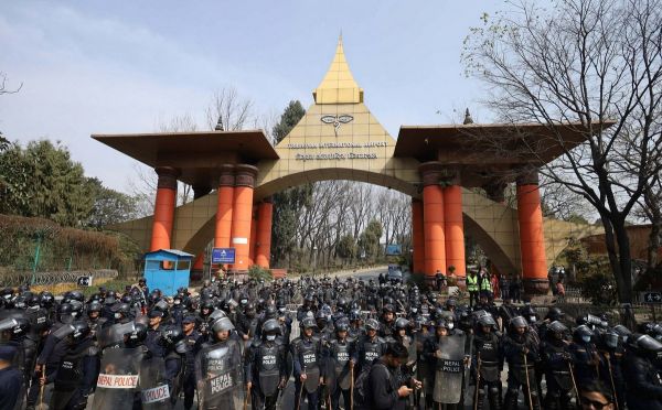 पूर्व राजा ज्ञानेन्द्र शाह आज लौटेंगे नेपाल, हवाई अड्डा सील, समर्थकों का जमावड़ा