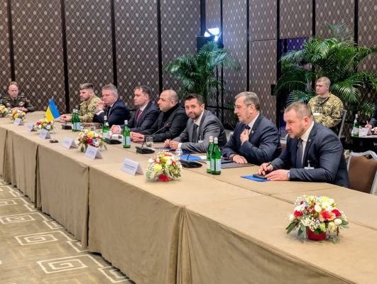 जिनेवा में अमेरिका की मध्यस्थता से चल रही शांति वार्ता के पहले दिन का समापन रूसी और यूक्रेनी प्रतिनिधिमंडलों के बीच हुआ।