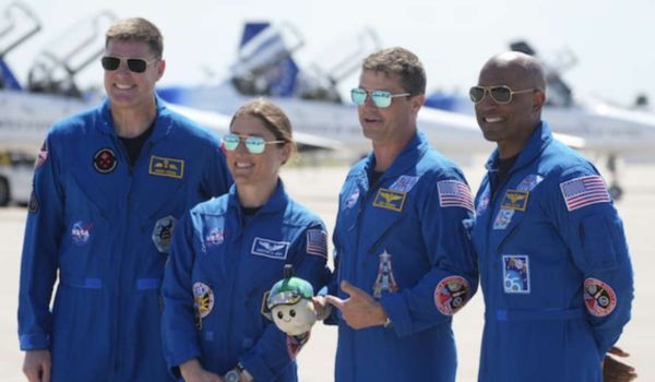 नासा का आर्टेमिस II दल दशकों बाद चंद्रमा पर पहले मानवयुक्त मिशन के लिए फ्लोरिडा में उतरा।