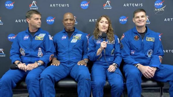 फिर जाएंगे चंद्रमा के पास... आर्टेमिस II मिशन के चारों अंतरिक्ष यात्री पूरी तरह तैयार, प्रक्षेपण एक अप्रैल को
